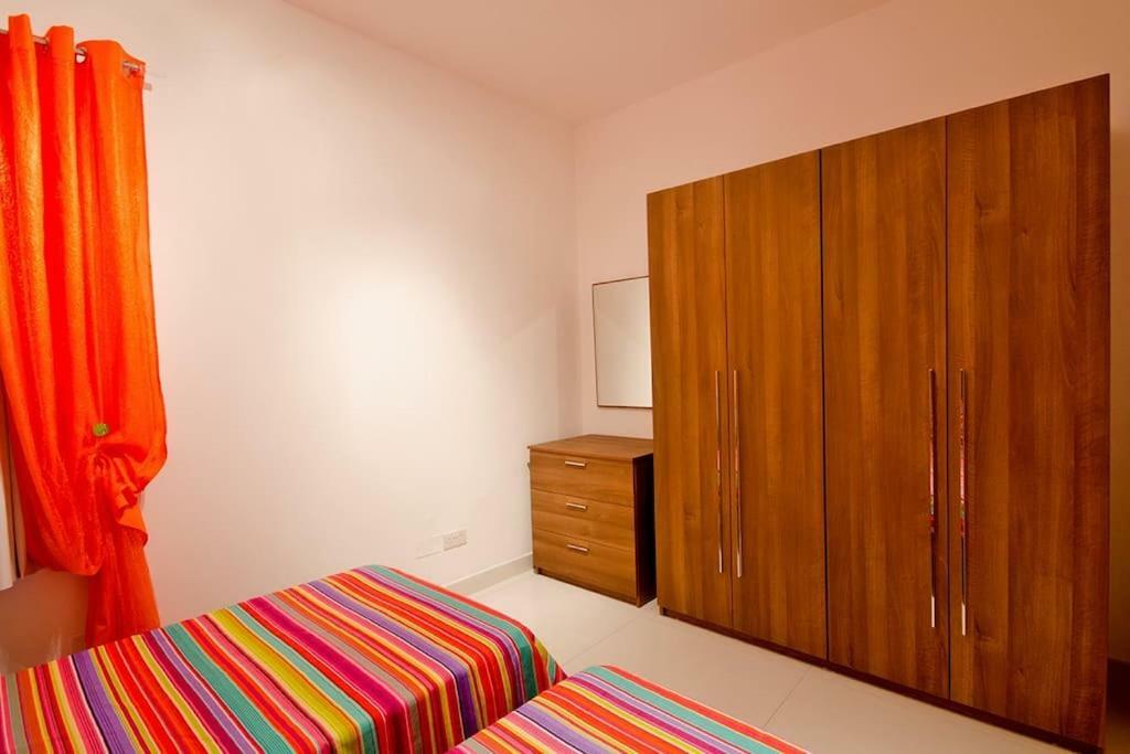 Crescent Court F Apartment Сейнт Полс Бей Екстериор снимка