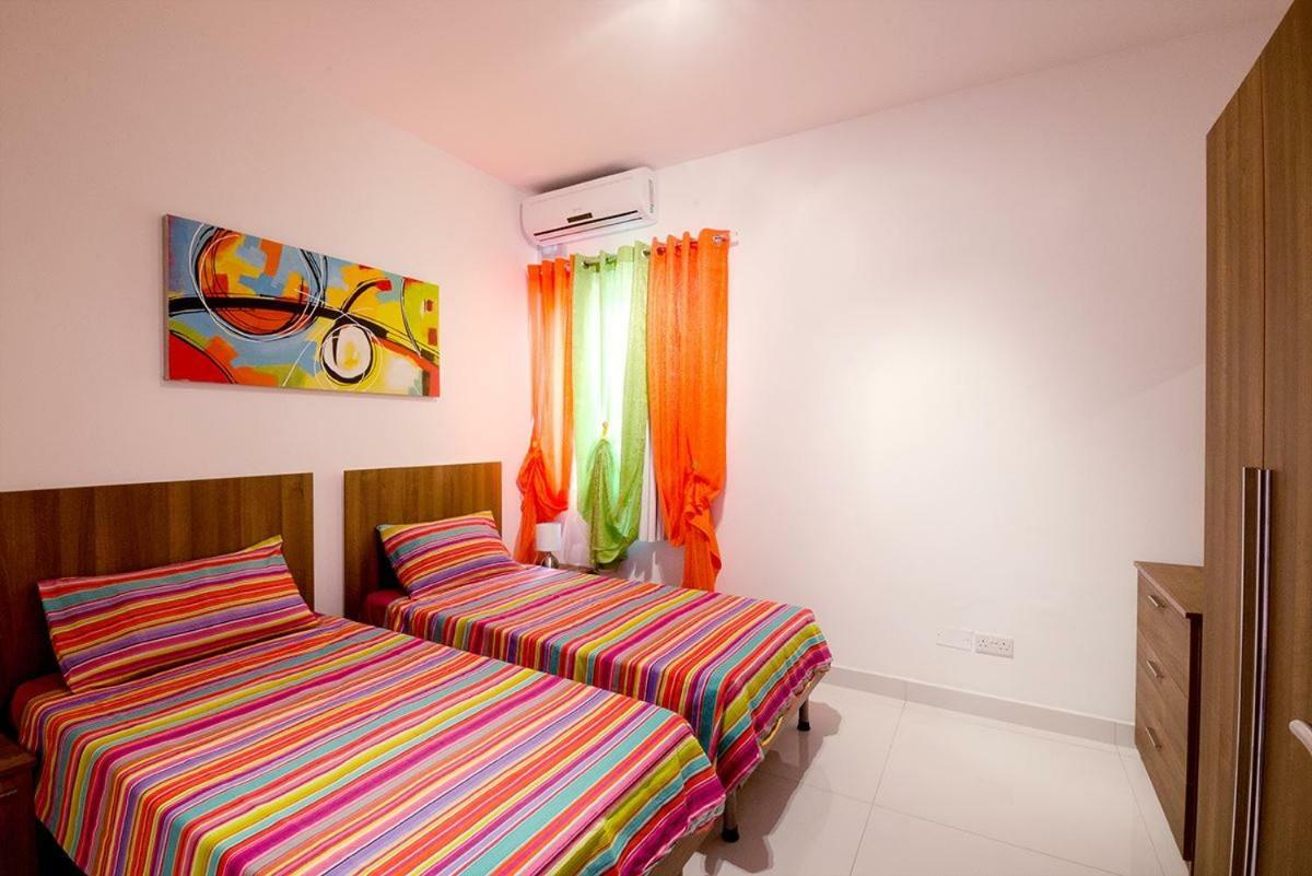 Crescent Court F Apartment Сейнт Полс Бей Екстериор снимка