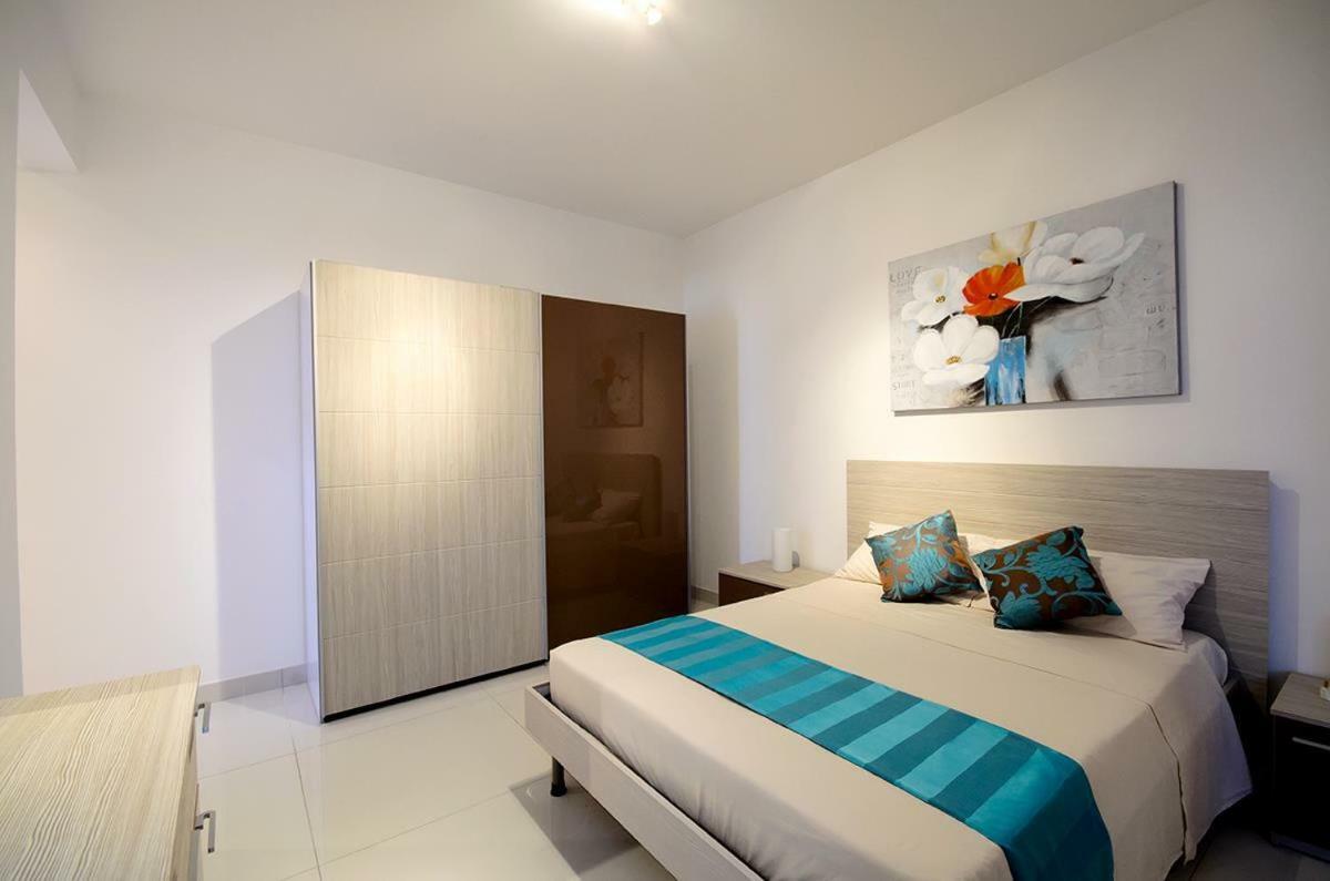 Crescent Court F Apartment Сейнт Полс Бей Екстериор снимка